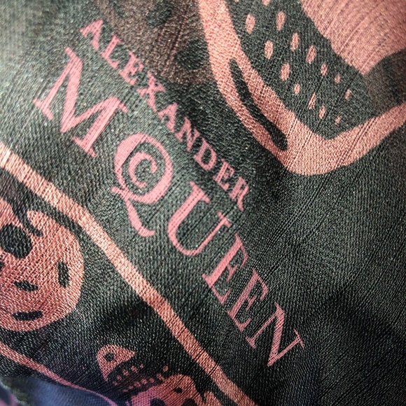 ❌SOLD❌ Alexander McQueen Classic Skull Scarf/Wrap - Picture 8 of 15